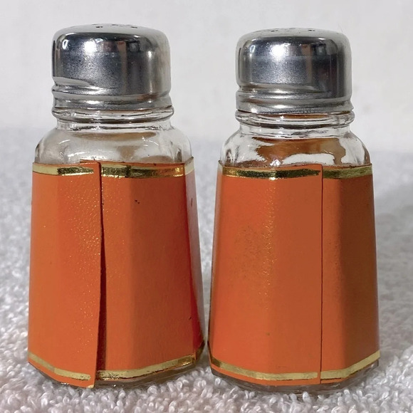 Vintage Revelatoke British Columbia Glass Salt & Pepper Shakers - Picture 3 of 9